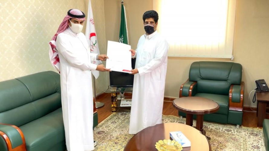 مدير الهلال الأحمر بالجوف يكرم بعض مدراء الإدارات بالفرع