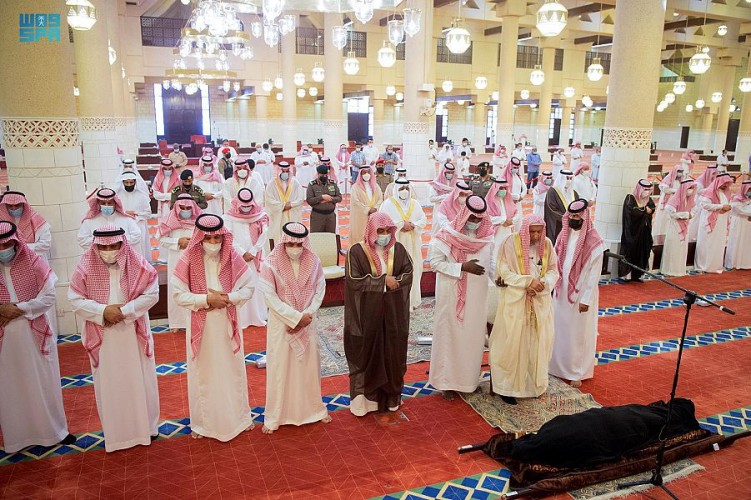 سمو أمير الرياض بالنيابة يؤدي صلاة الميت على الأميرة العنود بنت مشاري بن عياف آل مقرن