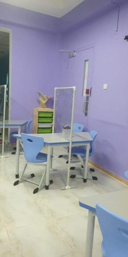 تطبيق الاحترازات في مدرسة بالوجه من خلال مواد معاد تدويرها