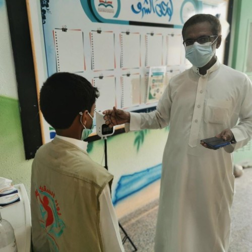 «فريق رواد السقيد التطوعي» يشارك في تطبيق الإجراءات الاحترازية بمدرسة السقيد الابتدائية والمتوسطة