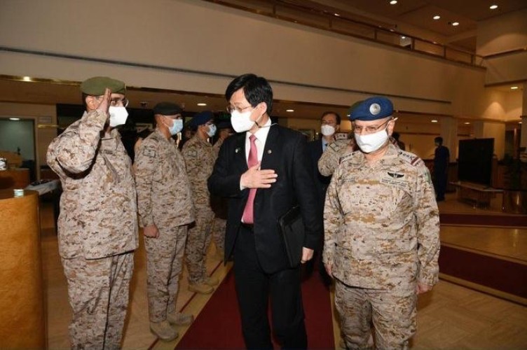 رئيس هيئة الأركان العامة يلتقي وزير إدارة برنامج الاستحواذ بكوريا الجنوبية