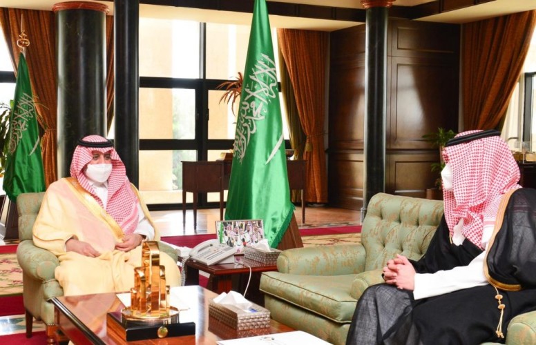 أمير تبوك يستقبل المشرف العام على البرنامج الوطني للتنمية المجتمعية في المناطق