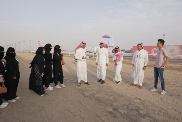 مهرجان ولي العهد للهجن.. بيئة فريدة لصناعة جيل إعلامي واعد