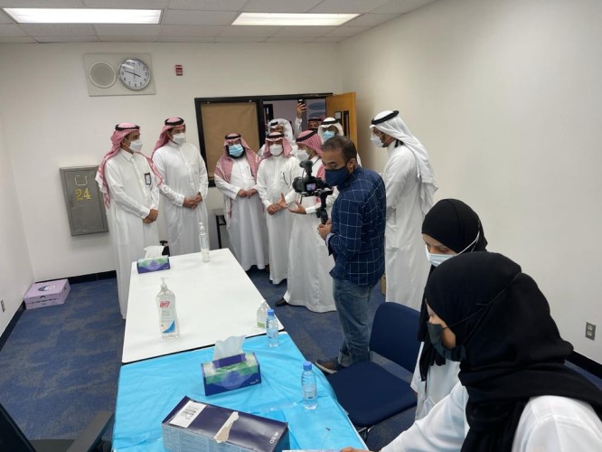 مدير تعليم الشرقية يدشن مركز اللقاح ضد فايروس كورونا بمجمع الأمير سعود بن نايف التعليمي بالدمام