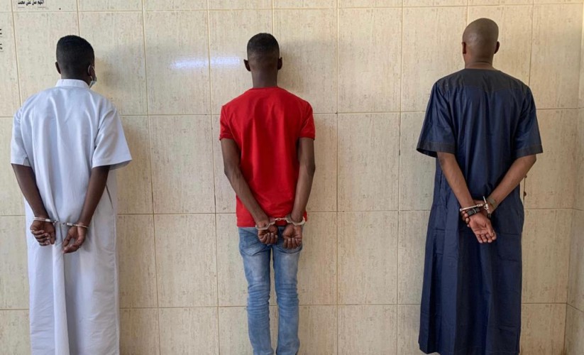 شرطة تبوك : القبض على “3” مواطنين اعتدوا على مقيم وسلبه مبلغا ماليا وهاتفين والهرب بمركبته