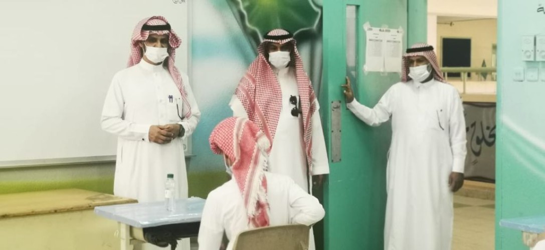 محافظ العيدابي ورؤساء المراكز يقومون بجولة تفقدية لمدارس محافظة العيدابي والمراكز التابعه