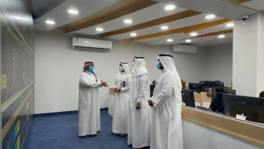 محافظ صامطة يتجول بالمركز الإقليمي للقيادة والتحكم بصحة جازان