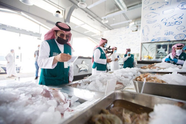 “التجارة” تنفذ أكثر من 48 ألف زيارة خلال أسبوعين لمتابعة التزام المنشآت التجارية بتطبيق الإجراءات الاحترازية