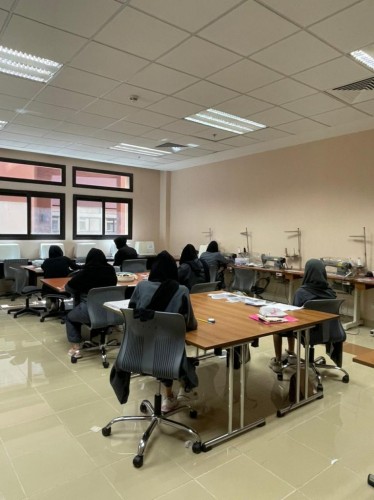 جولة تفقدية لنائبة المحافظ المساعد للكليات التقنية للبنات في تقنية جدة لسير العملية التدريبية