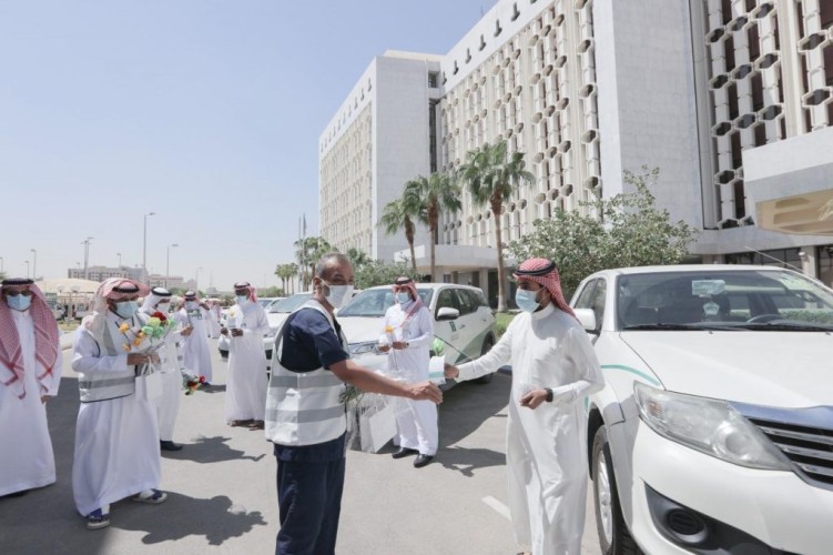 ورود نوارة التطوعي يهدي الورود لمراقبي ومفتشي التجارة تقديراً لجهودهم