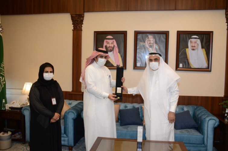 أمين الشرقية يكرم المتحدثين المشاركين في فعاليات أسبوع الإبداع البلدي بالأمانة