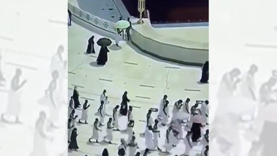 لم يعلم أن الكاميرات ستوثق المشهد .. شاهد: جانب إنساني من رجل أمن بالمسجد الحرام تجاه الزوار والمعتمرين