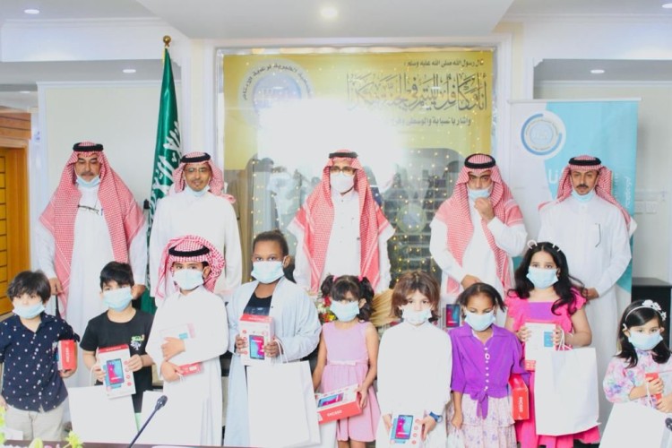 ضمن برنامج عطاؤنا مستمر .. جمعية أيتام تبوك توزع (٤١٠) جهاز لوحي على الطلاب الأيتام