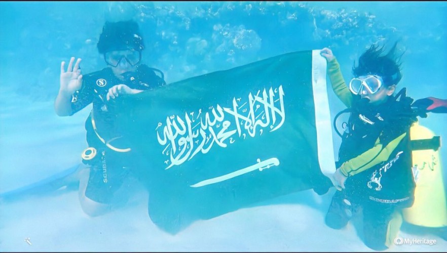 الطفلة “فجر الأحمري” تسطع من أعماق البحر الأحمر حبًا للوطن