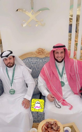 الاعلامي عبد الرحمن بن مرشد يحتفل باليوم الوطني في ديوانه الخاص بعدد مختصر من الأهل والاصدقاء .