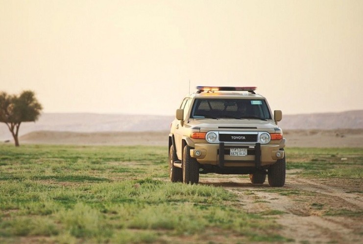 القوات الخاصة للأمن والحماية تضبط أربعة مخالفين لنظام البيئة يقومون بنقل الرمال وتجريف التربة بتبوك