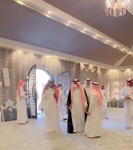 محافظ محافظة الحائط ووكيل المحافظة يقدمان واجب العزاء للشيخ “فرحان بن خزيم” في وفاة زوجته