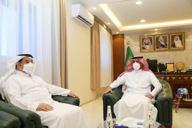 أمين الجوف يستعرض مع محافظ طبرجل خطط معالجة التشوه البصري