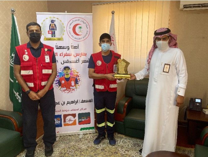 مدير الهلال الأحمر بالجوف يكرم فارس سفراء الحياة لشهر اغسطس 2021م