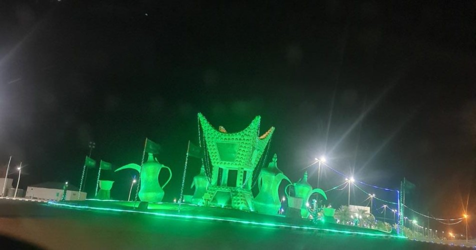 بلدية محافظة الحائط  تزين شوارعها بالاعلام الخضراء