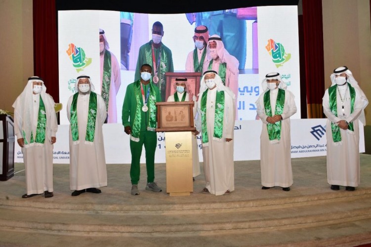 جامعة الإمام عبد الرحمن بن فيصل تحتفي باليوم الوطني بأوبريت وطني ومعرض فني طلابي