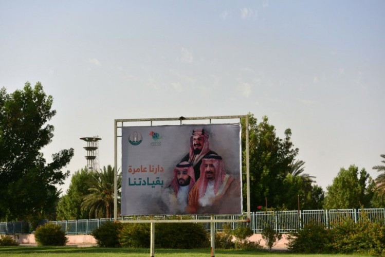 بالصور… أمانة تبوك تبرز مظاهر الاحتفاء باليوم الوطني من خلال تزيين شوارع وميادين المنطقة بالأعلام والإضاءات الخضراء