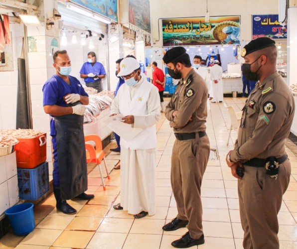 بلدية وسط الدمام تقوم بزيارة 67 محل في سوق الاسماك المركزي بالدمام، ضمن حملة مشتركة مع الأمن الوقائي بشرطة الدمام وفرع التجارة وفرع الموارد البشرية