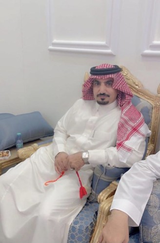 رجل الأعمال سالم بن ساكر بن شويلع الملقب بـ “هداج الشوالعة” يهنئ الشيخ فهاد بن ماطر بن شويلع بمناسبة زواج ابنه “سعود”