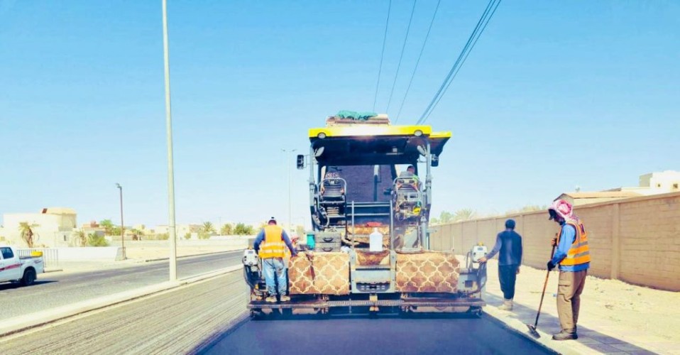 بلدية القريات تعيد سفلتة اكثر من ١٣٠ الف م٢ لمعالجة الحفر والتشققات