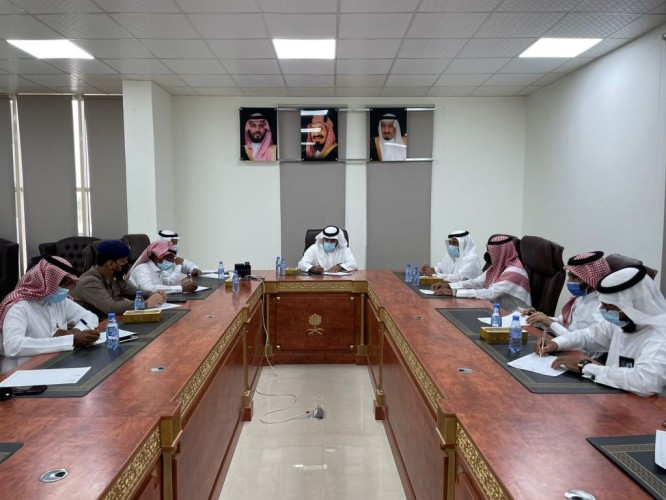 محافظ العيدابي يرأس اجتماع مع مدراء ورؤساء الدوائر الحكومية