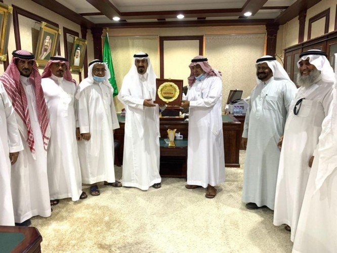 “محافظ بـيـش”: يستقبل رئيس وأعضاء جمعية المتقاعدين بالمنطقة ..