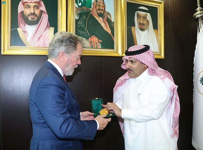 السفير آل جابر يلتقي وفد من برنامج الأغذية العالمي