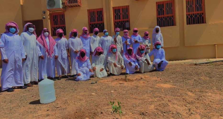 بمشاركة مدير المدرسة والمعلمين والطلاب .. مدرسة ثانوية روض بن هادي تقوم بزراعة شتلات سدر بلدي والغاف الخليجي