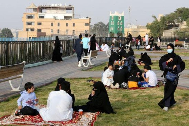 تخفيف الإجراءات والعودة للحياة الطبيعية.. احتفاء كبير في “تويتر” بالعديد من الوسوم