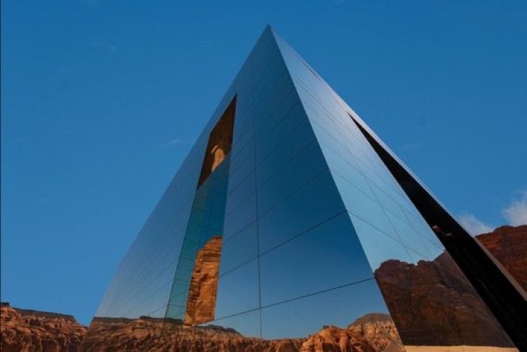 بوزن 70 كيلوغرامًا .. كتاب مدينة “العلا” يجذب زوار معرض الرياض الدولي للكتاب