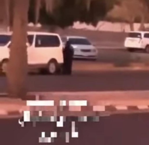 اتخذا أسلوباً احتيالياً لكسب تعاطف عابري الطرق .. القبض على مقيم ومقيمة ظهرا في مقطع وهما يدّعيان نفاد وقود مركبتهما وحاجتهما لمال بالقصيم