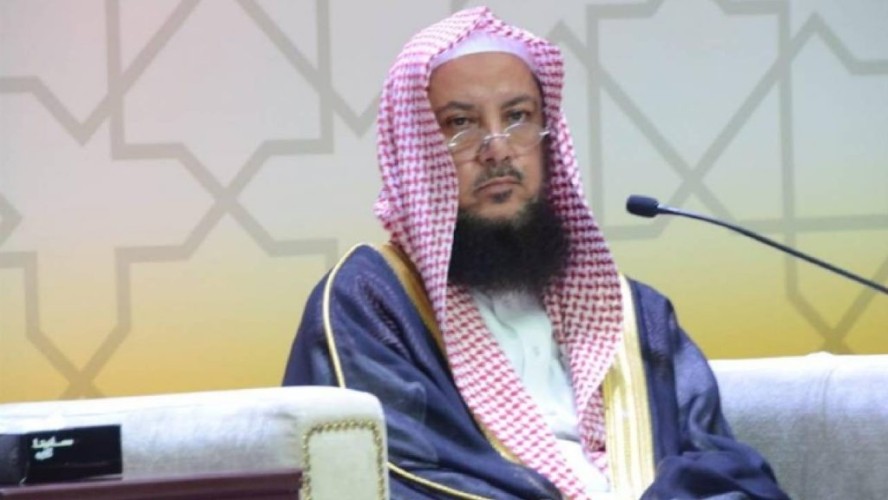 حكم من ينادي والده باسمه أو ينادي والده بالشايب وأمه بالعجوز؟ .. السليمان يجيب! – فيديو