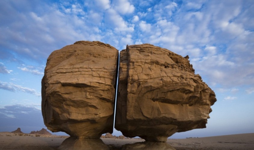 صخرة النصلة الهائلة في تيماء تحير العلماء والعالم .. هل زارت الكائنات الفضائية السعودية منذ آلاف السنين؟