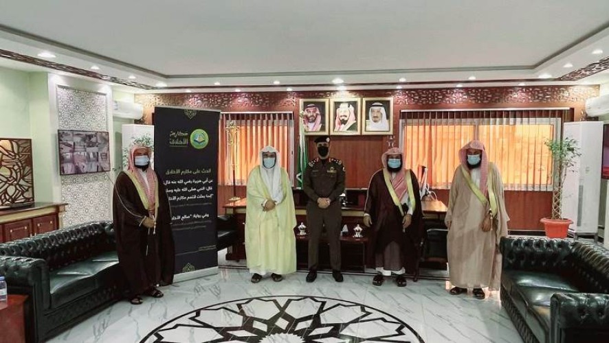 فرع هيئة الأمر بالمعروف بمنطقة الحدود الشمالية يفعّل حملة ” مكارم الأخلاق” في شرطة المنطقة