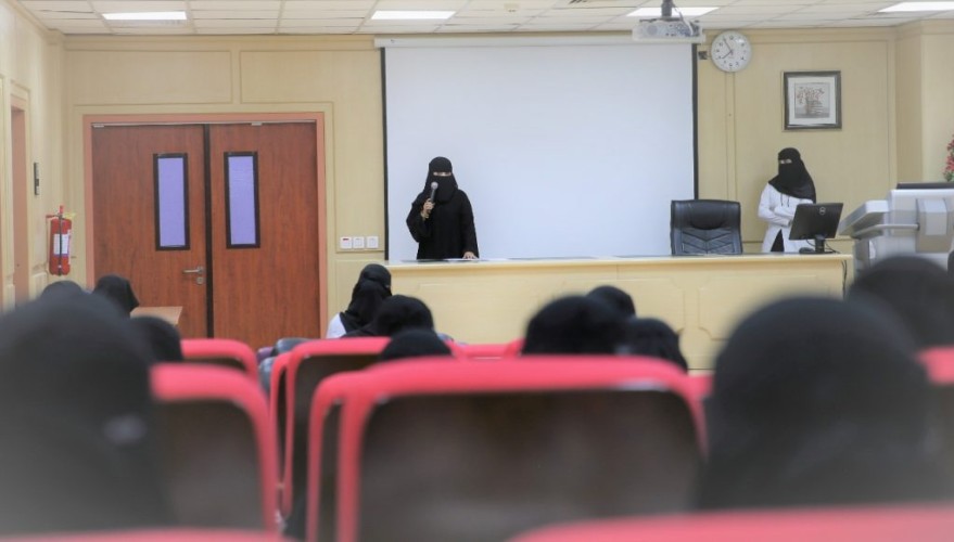 كلية التمريض بجامعة الحدود الشمالية تقييم ورشة عمل  وبرنامج تعريفي لطالبات الإمتياز بمستشفى النساء والولادة
