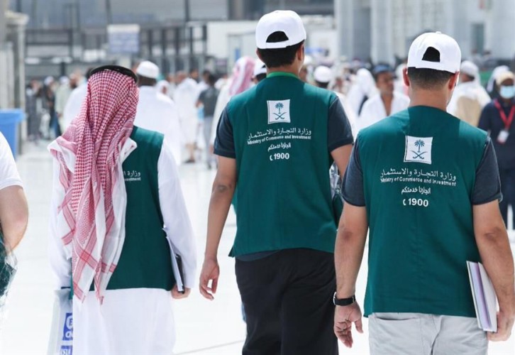 وزير التجارة يكرم مراقباً أبلغ عن تعرضه لجريمة “رشوة “ويشيد بجهود مراقبي الوزارة