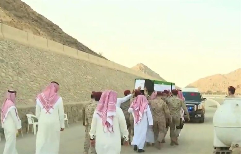 كان أسيراً لدى الجيش العراقي قبل 30 عاماً في حرب عاصفة الصحراء .. وصول رفات الشهيد الضابط عبد الله سالم القرني ودفنه في مقبرة شهداء الحرم