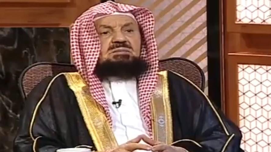 هل يؤجر المسلم على الجلوس بالمسجد بعد الصلاة؟ .. المنيع يجيب! – فيديو