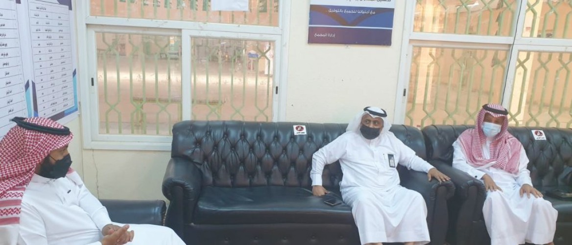 مشرفوا التوجيه والإرشاد بتعليم صبيا في زيارة تفقدية لمجمع آل مشحنة بالريث