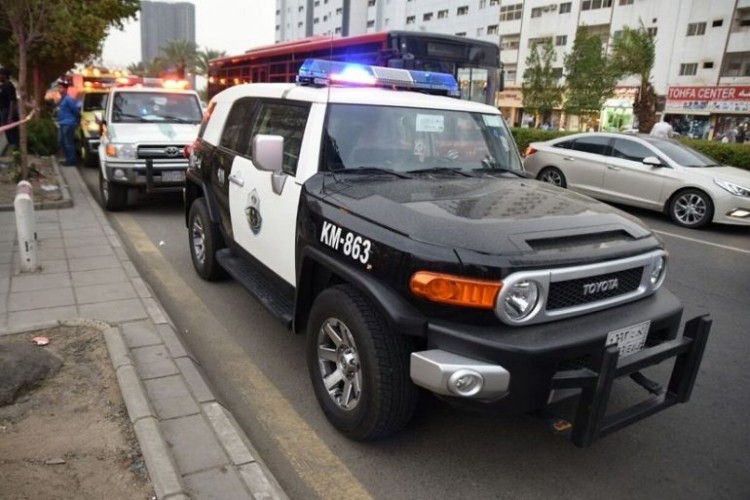 القبض على مقيمين نشرا إعلانًا احتياليًّا على مواقع التواصل لتعديل الحالة الصحية إلى ” محصّن”