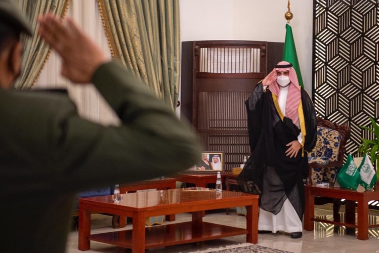 سمو أمير منطقة الجوف يطلع على التقرير السنوي لجوازات المنطقة