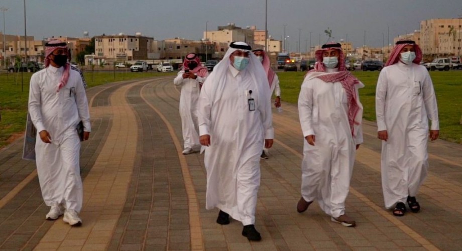 امين منطقة تبوك يدشن المرحلة الأولى من مشروع الحديقة المركزية