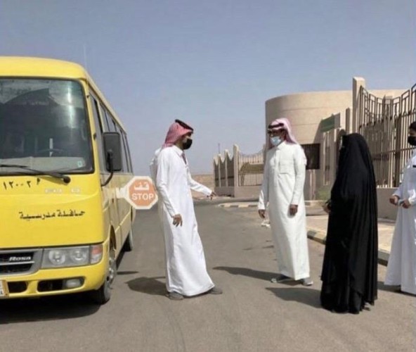 “أسرتها هي الداعم الأول لها” .. أول قائدة حافلات سعودية المواطنة “بدرية الرشيدي” تكشف تجربتها في قيادة حافلة توصيل طالبات المدرسة بحائل