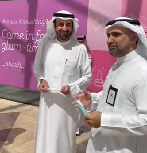 بالفيديو: وزير الصحة الجديد “فهد الجلاجل” ينزع كمامته ويودع الربيعة