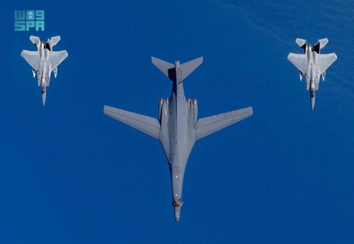 المقاتلات السعودية (ف-15 سي) والقاذفات الأمريكية الإستراتيجية (B-1 ) في تمرين مشترك